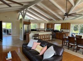 Ocean views, indoor and outdoor brilliance!, villa in Haleiwa