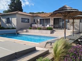 Villa Piscine Jacuzzi avec vue, hotel in Saint-Laurent-des-Arbres