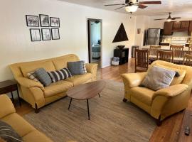 Great location, right by beaches and snorkeling!, hotell i Haleiwa