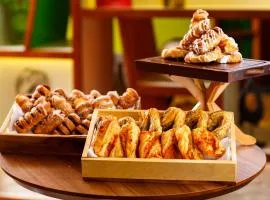 Holiday Inn Edinburgh Zoo by IHG