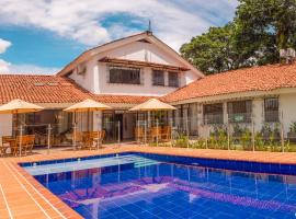 Doral House Villavicencio，比亞維森西奧的附設泳池的飯店