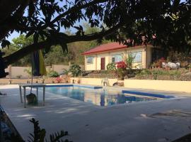 The poolhouse at McKirdy's mango farm, hotel met parkeren in Sison