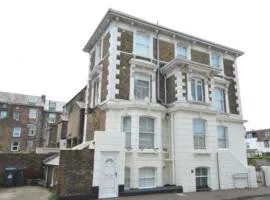 Charming Apartment in Deal near the Beach & Town