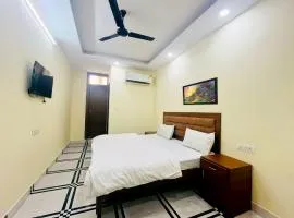 Cozy Rooms In Near Max Hospital- Shalimar bagh