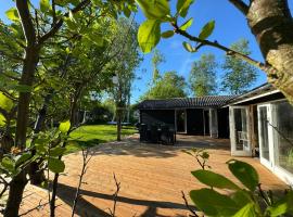 Big renovated cottage with soul and love, hotel in Grevinge