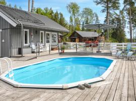 Amazing Home In Hammar&ouml; With Lake View, hotel with pools in Hammar&ouml;