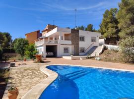 Hermosa casa con piscina en Náquera, Valencia, casa rústica em Náquera