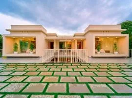 Glen Castle Vagamon Pool Resort by VOYE HOMES