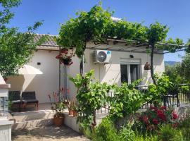 Ioannis Houses - gemütliches Ferienhaus im Olivenhain, feriehus i Skala Potamias