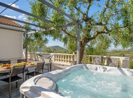 Villa vue mer, terrasse et spa, holiday home in Nice