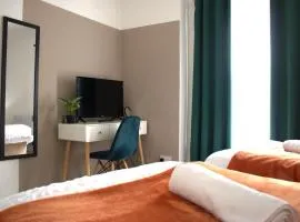 NEW LISTING SALE! Town Centre 1-Bed Spacious Apartment Train Station WIFI