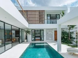 Stunning 3BR Property, Rooftop, Bathtub, 12 meter Pool, Quiet Luxury Villa in Canggu