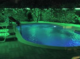 Arslan Villa with Pool、マルマリスのコテージ