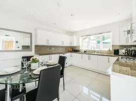 COZY 6-Bed Home in Reading, Close to University, Attractions, Train Station with Garden, Parking & WiFi