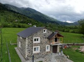 3 VELLEZERIT DOCI GUEST HOUSE, hôtel avec parking à Fushë-Lurë