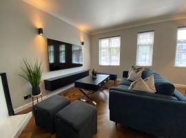 Luxurious 3-Bedroom Duplex Apartment in Northwood with Netflix and Wifi by HP Accommodation, hotel u gradu Northwood