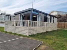 Beautiful Caravan With Decking At Oaklands Holidaypark Ref 39006bg