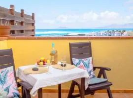 Ático de Carlo con vistas al mar y terraza