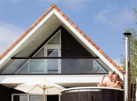 Vakantiehuis aan het water met hottub, hotel na may mga hot tub sa Dokkum