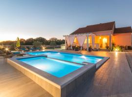 Beautiful villa Maris with pool – hotel z parkingiem w mieście Tinj