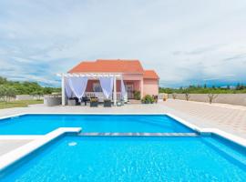 Beautiful villa Maris with pool, hotel v destinaci Tinj