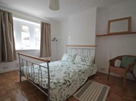 Luxury styles Bedroom full Flat Near Rail Station in London, apartman u gradu 'Thamesmead'