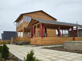 WooD_House_Issyk-Kul, cabaña o casa de campo en Bosteri