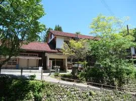 奈良吉野の小学校跡地ゲストハウス-五右衛門風呂体験-漫画図書室-卓球台-一棟貸し-素泊まり-吉野山天川村観光-Small inn attached to a historic school building