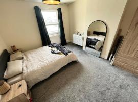 Luxury Ultra supper bedroom full flat in London near Bus top, khách sạn ở Thamesmead