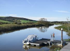 Riverside Holiday Park, holiday rental in Amberley
