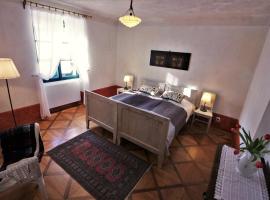 Apartmán Stejskal zámek Třebešice, hotel with parking in Třebešice