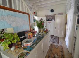 Holiday Home - Guest House, feriebolig i Port Antonio