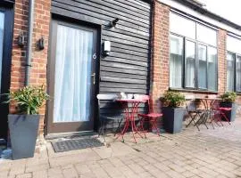 Quiet courtyard Lodge6, outside seating & parking