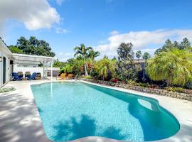 Private Pool & Hot Tub Home, 6 miles from the Beach, holiday home in Port Orange