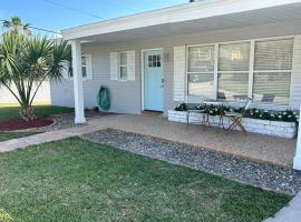Peaceful Beach Bungalow between the River and Ocean, hotell i Daytona Beach