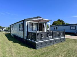 Stylish 3-bed Mobile Home on St Helen's Coastal Resort, Isle of Wight, holiday park in Saint Helens