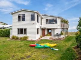 Absolute Waterfront with WiFi - Five Mile Bay Home, hotel with parking in Waitahanui