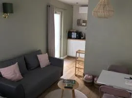 Gezellige studio met terras en gratis parking