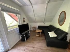 Grosses Zimmer mit Balkon am Waldrand, habitación en casa particular en Løkken