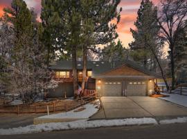 Oak Pines Lodge W Spa & fenced backyard、ビッグ・ベアー・レイクのスパホテル