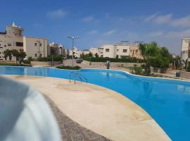 شاليه ارضي بحديقة خاصة بقرية ديمورا, hotel s parkiralištem u gradu 'Dawwār Abū Duray‘ah ‘Abd al Karīm'