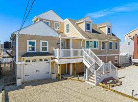Immaculate 4 Br Lagoonfront Cape Cod In Beach Haven West!, holiday home in Manahawkin