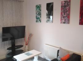 Apartment Sleeps 2 with Free Parking, hotel in Carrick on Shannon