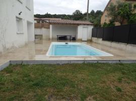 Maison familiale avec piscine – hotel w mieście Saint-Privat-des-Vieux
