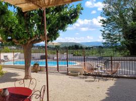 Gîte La Genestière au milieu des vignes, piscine partagée, hotel en Mazan