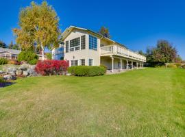 Stunning Lakeside House with Deck and Water Views, Hotel in Lakeside
