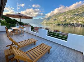 House with big terrace and beautiful sea view: Kotor'da bir otel