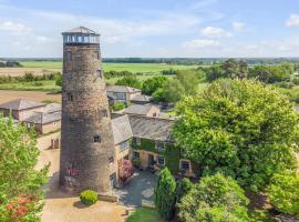 The Old Mill, 7 storey,, dog friendly outdoor pool & bbq, hotel na may parking sa Stoke Ferry