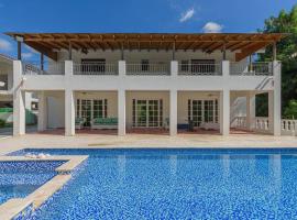 Villa Rosa: Modern Colonial Home with Pool, hotel en Juan Dolio