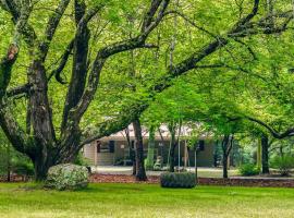 Faith Family Farmhouse on Farm in Mentone, Alabama, hotell med parkering i Mentone